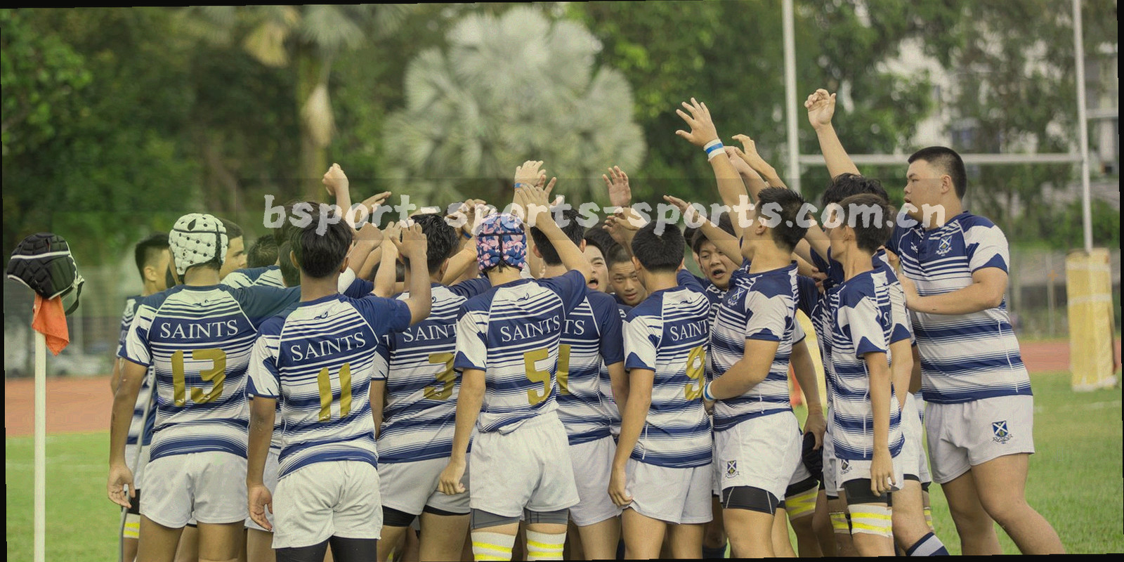 夜间球场边线视角的远景，灯光与观众席虚化，无人物特写